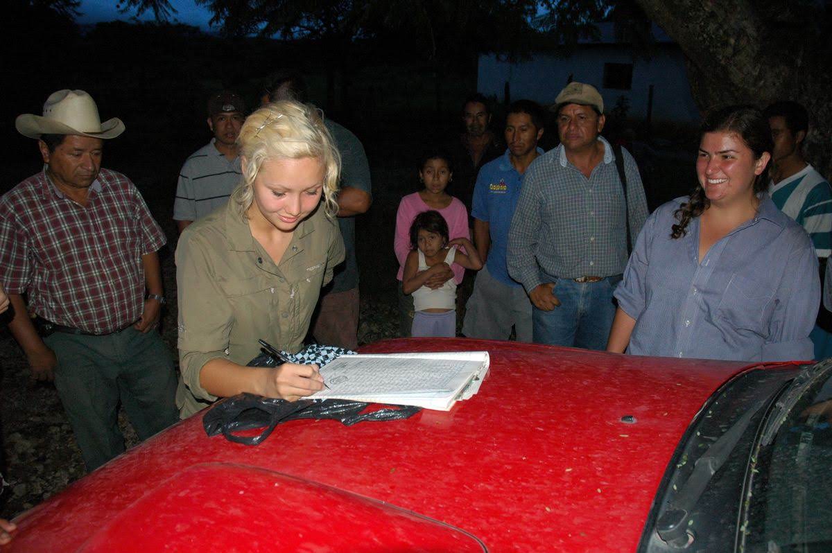 Ankommet til farmen i nærheden af bjerget. Anne og os andre underskriver kontrakten med myndighederne.jpg